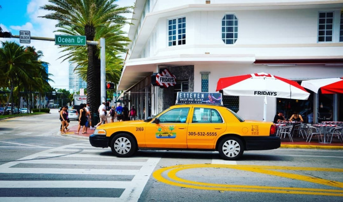 黄色いタクシー