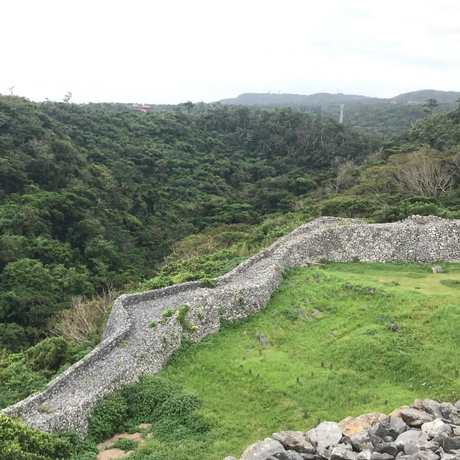 万里の長城のような今帰仁城跡