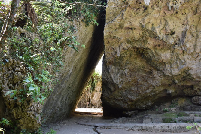 斎場御嶽で最も有名な三庫理