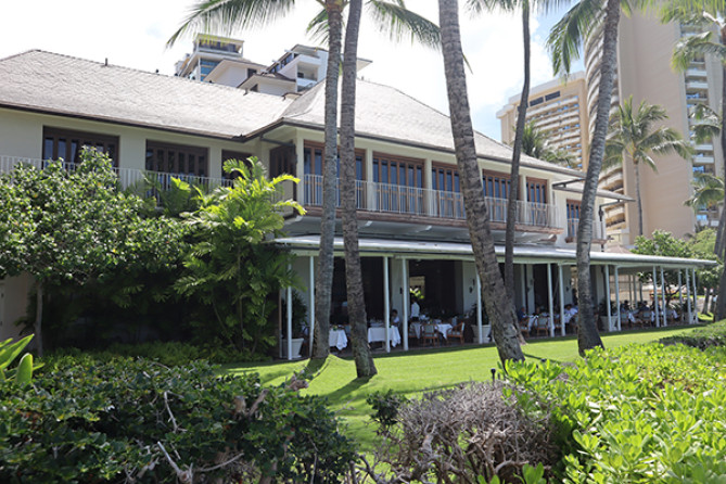 ワイキキビーチ前に建つハレクラニホテル内のオーキッズ