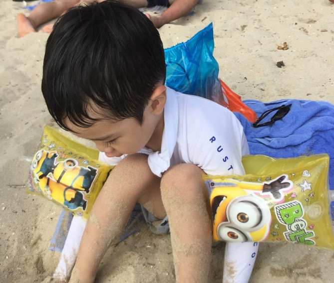 今回の旅行のために買ったラッシュガードとアームリング