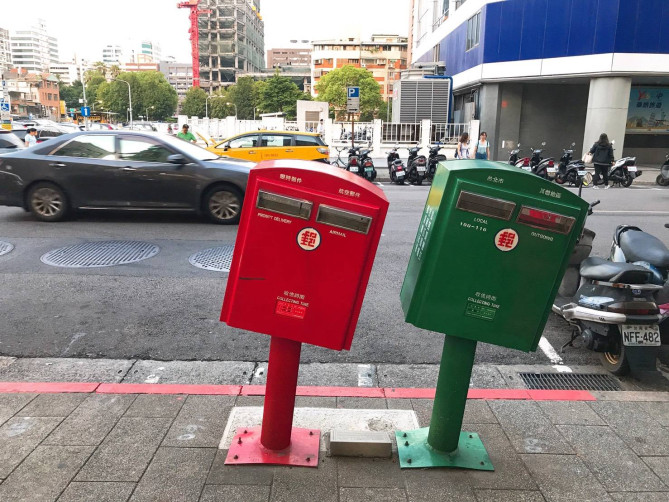 台風で曲がったポスト