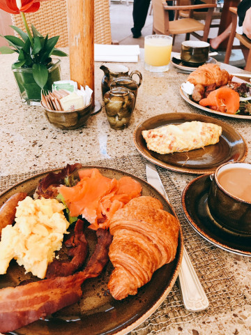 【大人気】ハワイの朝食8選！パンケーキやホテルビュッフェなど、早起きして食べたいホノルルの朝ごはん