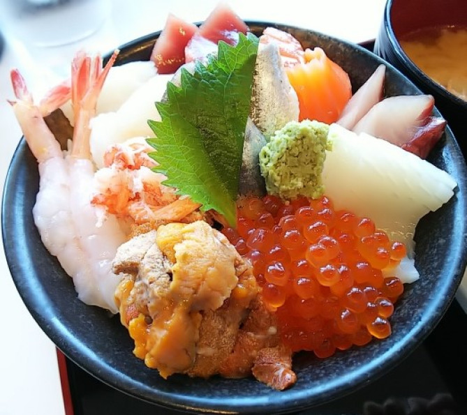 新鮮な海鮮丼