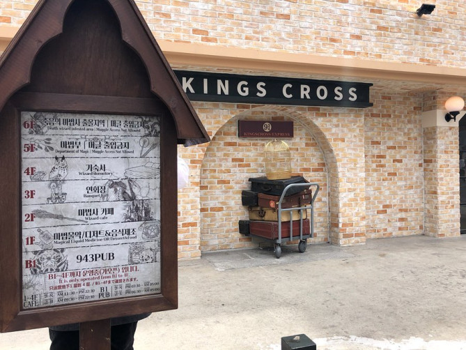 案内板と奥にはリニューアル前のフォトスポット