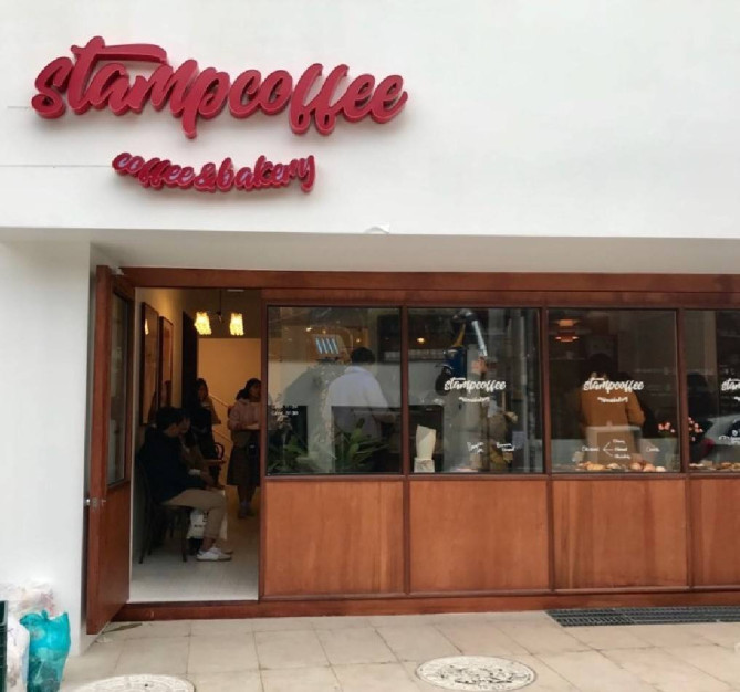 白い壁が外からも目を引きます