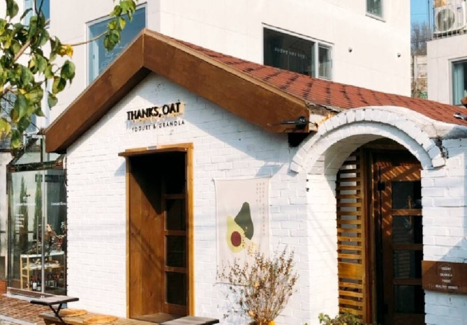 まるで絵本の中のおうちのような外観です