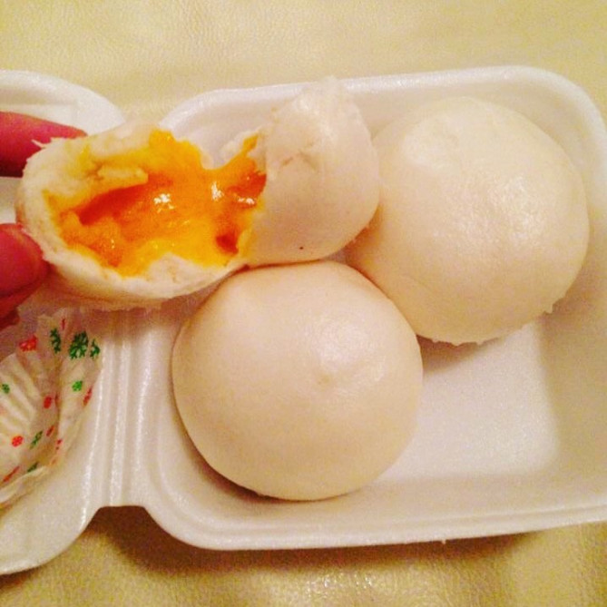 あつあつのカスタードがとろけるだすカスタードまん