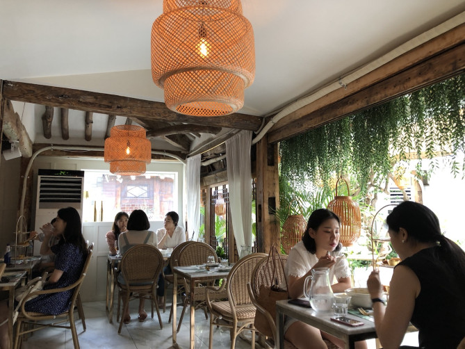 サラデンの店内