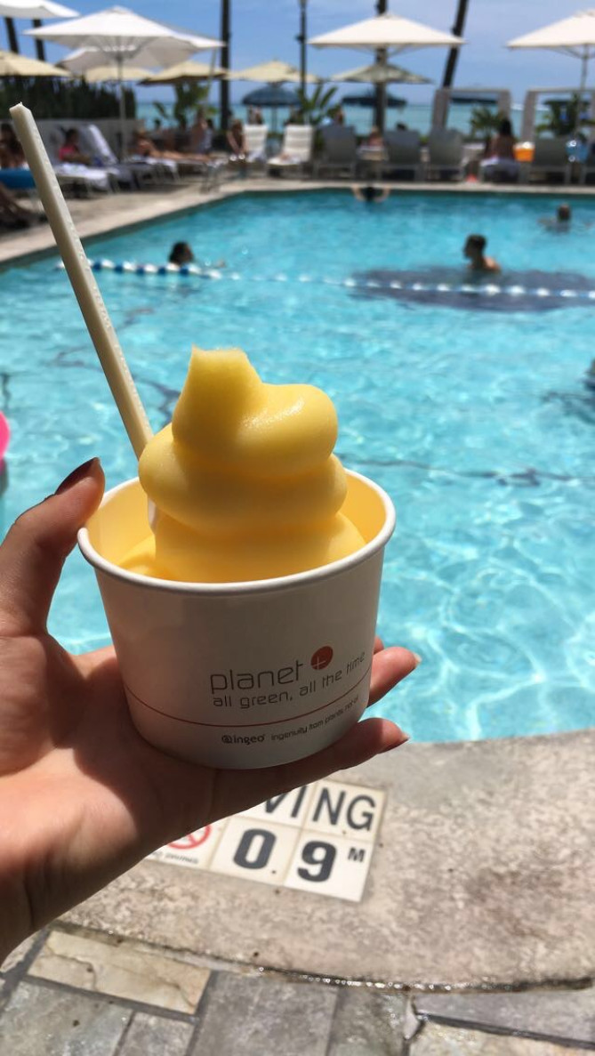 ドールパイナップルホイップとプール