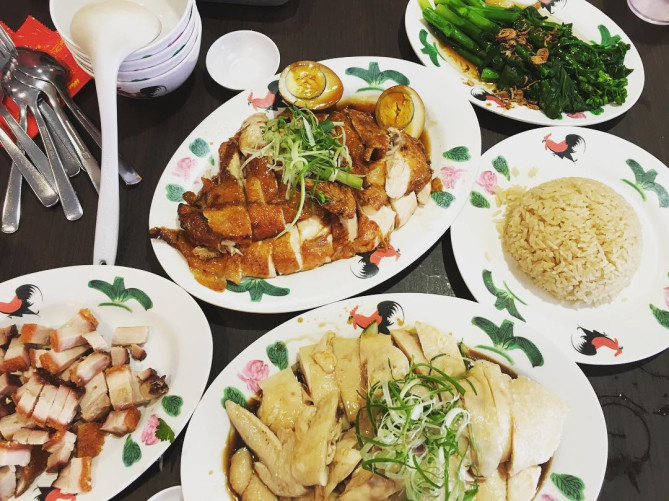 スチームとローストタイプがあるチキンライス