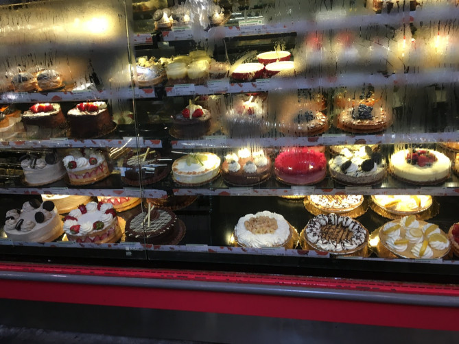 ホールフーズのケーキ売り場
