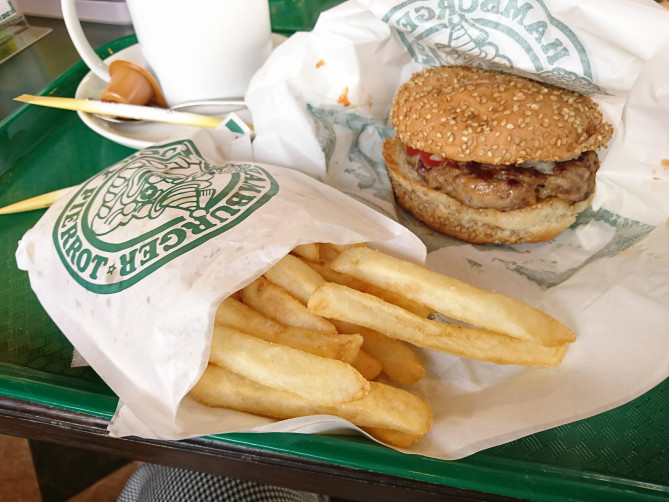 ラッキーピエロのチーズバーガーとポテト