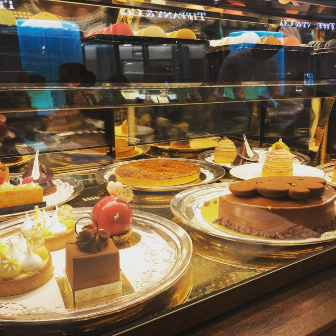 ティーサロンのケーキショーケース