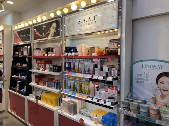 明洞のコスメショップの様子