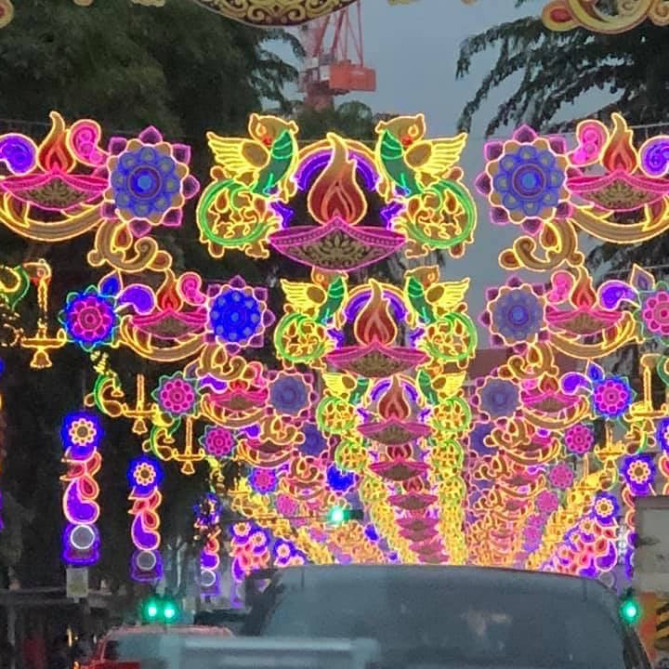 ライトアップされた道路