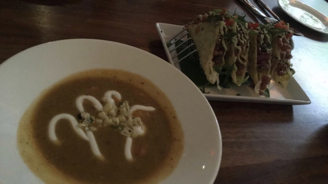 ワタリガニのビスクとアヒタコス