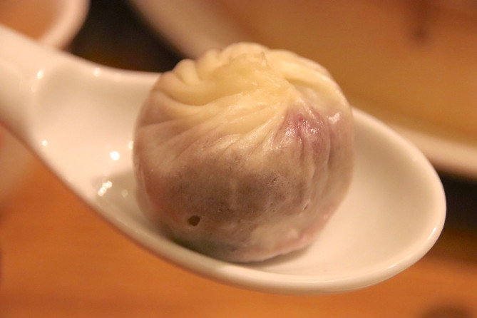 むらさき芋あん入り小籠包
