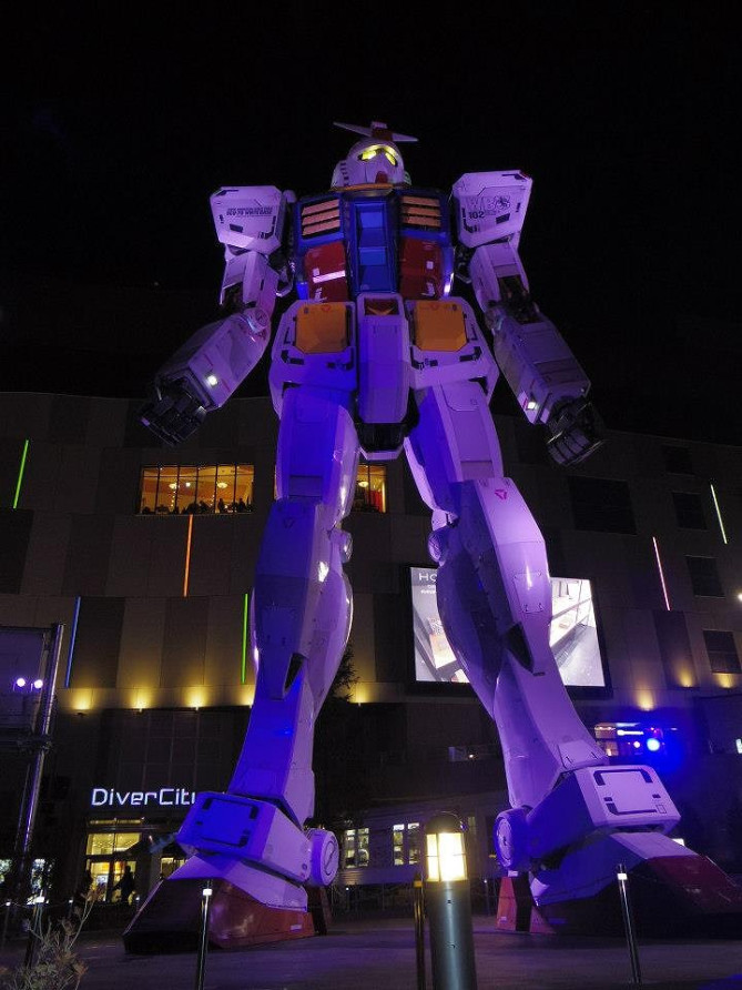 ダイバーシティ東京プラザの等身大ガンダム