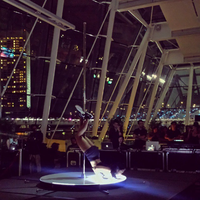 夜に館内で行われるパフォーマンス