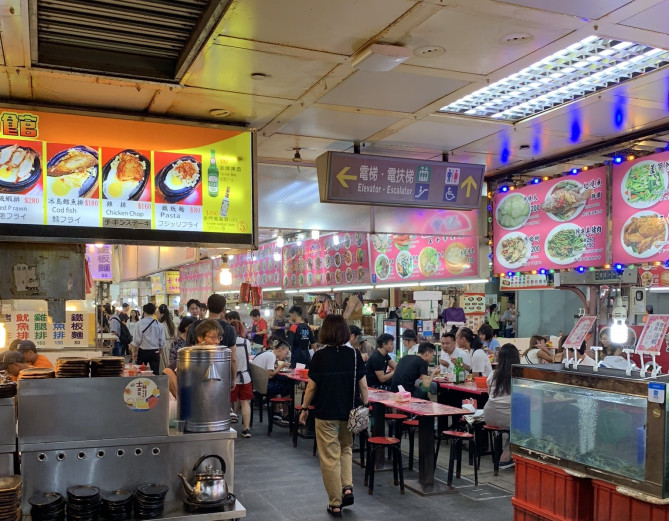 士林市場の美食区（フードコート）