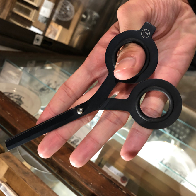 一見普通のおしゃれなハサミ