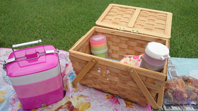 広い芝生でピクニックデート