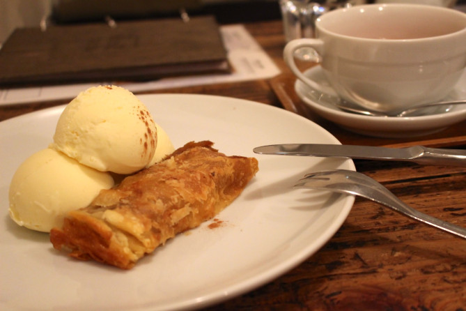 アップルパイのアイスクリーム添え