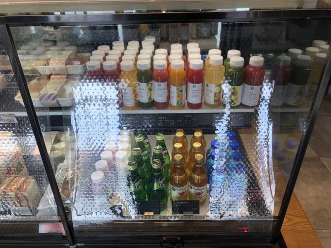 ショーケースに並ぶフレッシュジュース