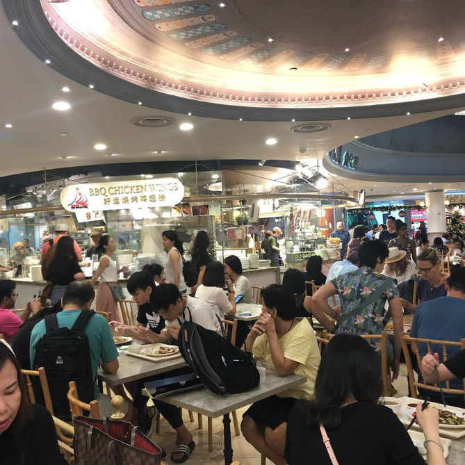 混雑しているフードコート