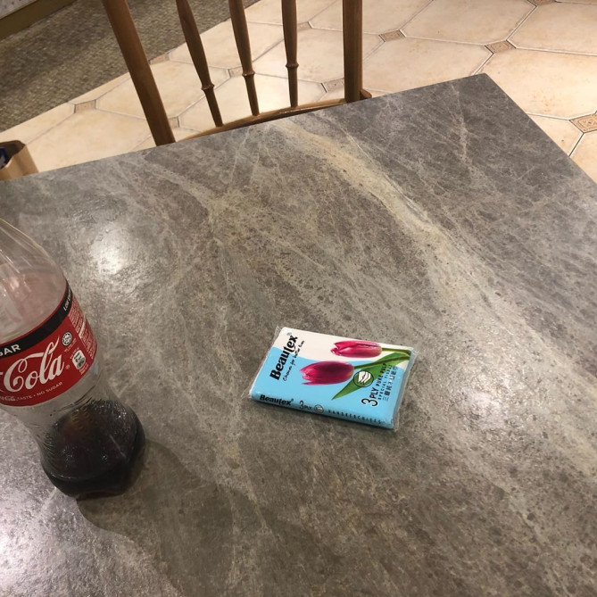 ティシュで席取り