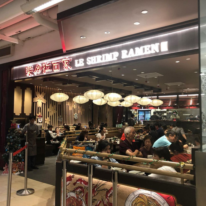 ショッピングモール内のレストラン