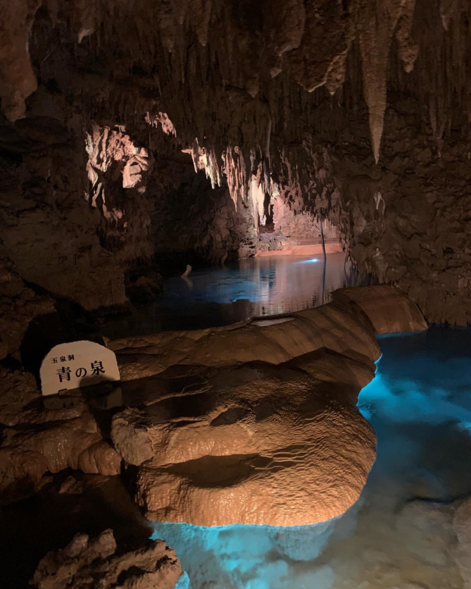 吸い込まれるほど美しい青の泉