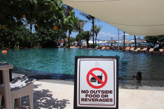 ビーチフロントプール