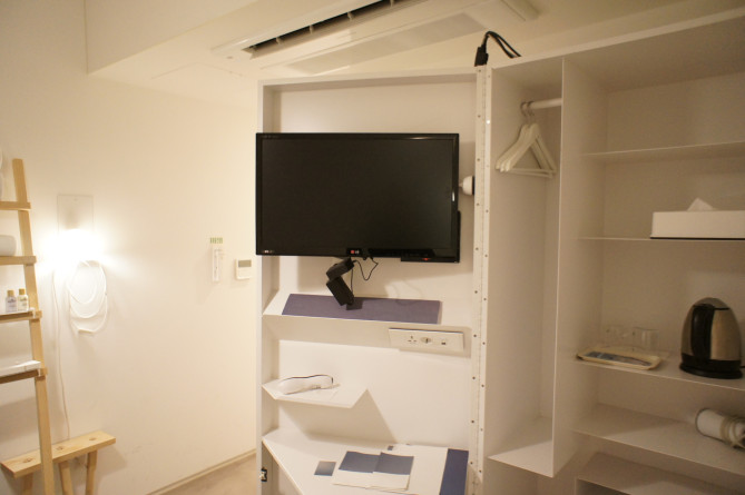 収納棚に設置されたテレビ