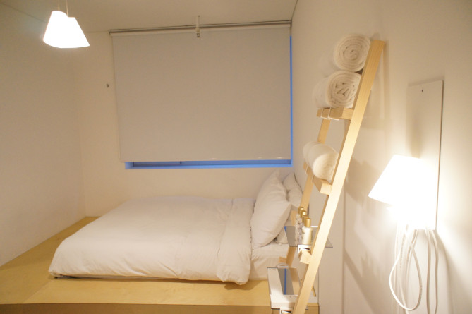 窓際に位置するベッドスペース