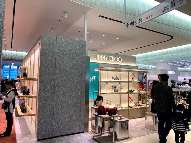 ティファニーやジミーチュウが並ぶ渋谷スクランブルスクエアのショップ