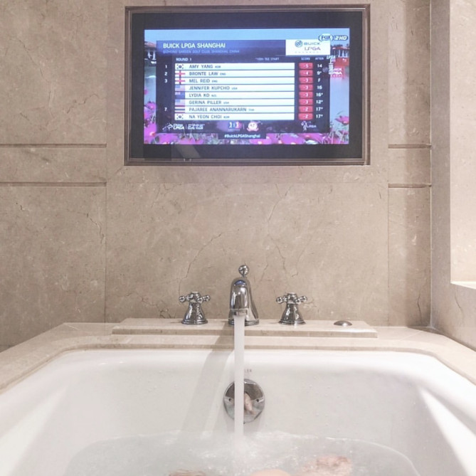 壁についたテレビ 