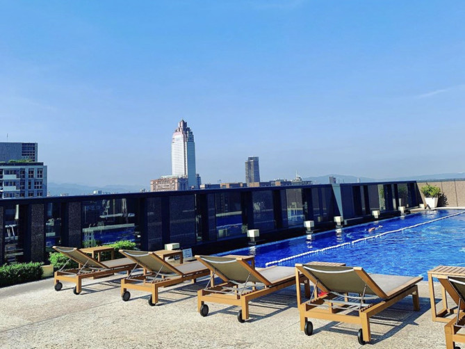 屋上プールからは高層ビルが見える 