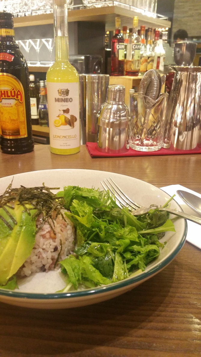 中央にあるバーカウンター席