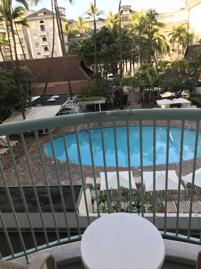 バルコニーから見たプール・オリジナル画像