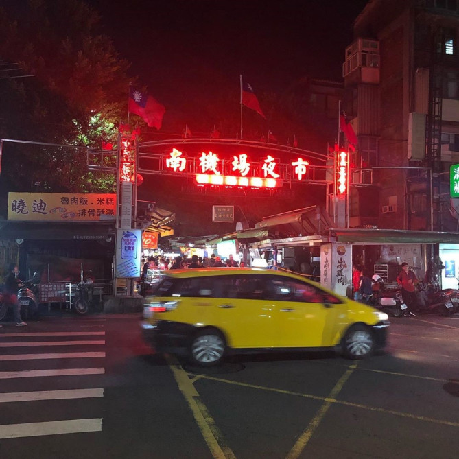 南機場夜市の入り口