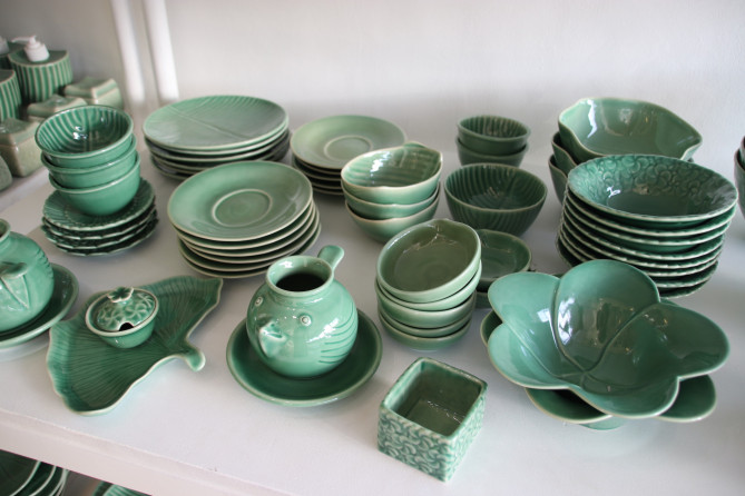 グリーンのジェンガラ食器