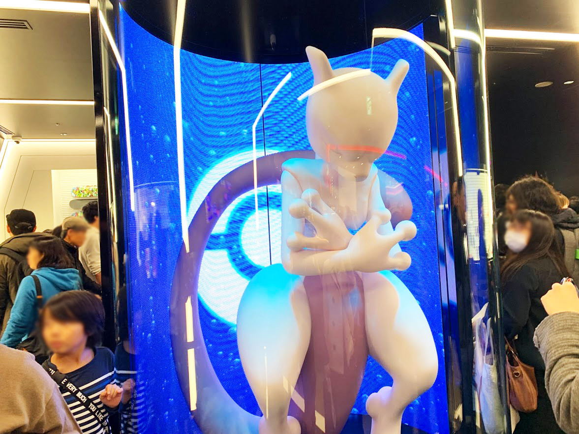 渋谷パルコのポケモンセンターシブヤの入り口のミュウツー ミルミ Mirumi お出かけ 旅行メディア