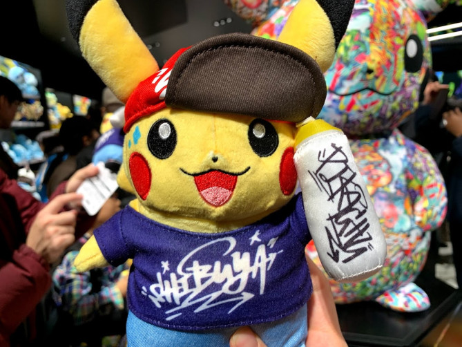 渋谷パルコのポケモンセンターシブヤのグラフィティアーティストのピカチュウ