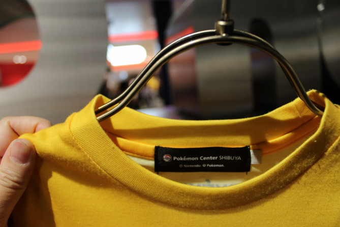 Tシャツの首元アップ