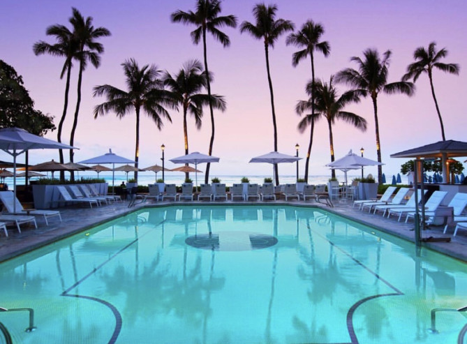 プールとワイキキ・ビーチとサンセット