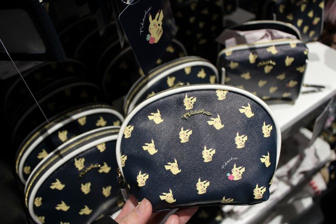 ピカチュウとズリのみラウンドポーチ