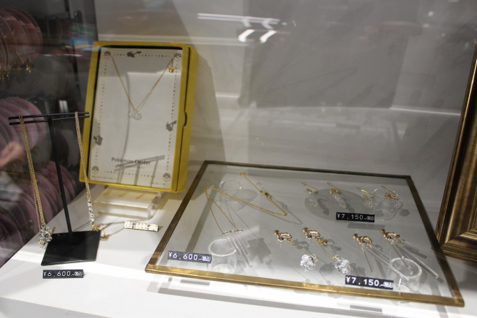 HARIOコラボのネックレス（左）