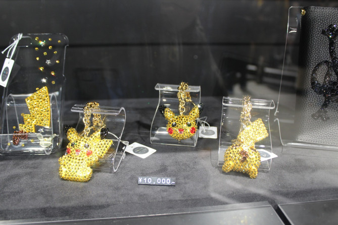 スワロフスキーのピカチュウキーチェーン